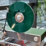 レコードプレーヤーCoolGeek「VS-01」　回転するレコードを見せるデザインで音楽の世界により浸りやすい