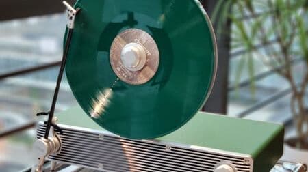 レコードプレーヤーCoolGeek「VS-01」　回転するレコードを見せるデザインで音楽の世界により浸りやすい