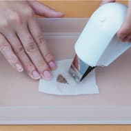 ワイドW超音波ブレードでシミ洗浄「トルン」衣類の襟汚れ・シミ取りを家庭で手軽に ― マウスのような形状で握りやすい！