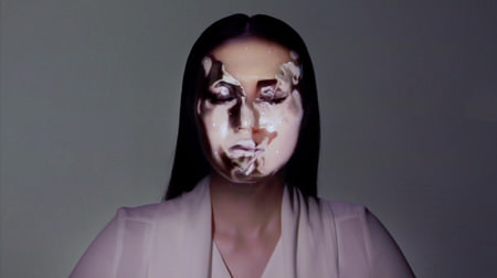 人の顔へ「仮面」のように 3D プロジェクションマッピングする動画が話題に