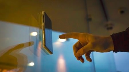 iPhone 6/6 Plus のハンズフリー化に便利、鏡やガラスにピタッとくっつくケース