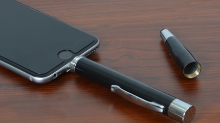 ボールペンにも、タッチペンにもなるモバイルバッテリ、iPhone/Android スマホに直接刺さる